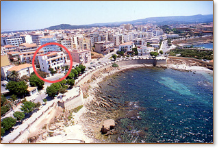 Vue aérienne de l'hôtel et de la promenade le long de la mer